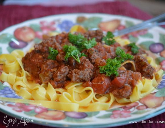 Подаем соус поверх готовой пасты с зеленью и орешками.