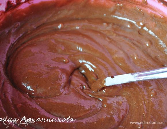 Вмешать белок в тесто.