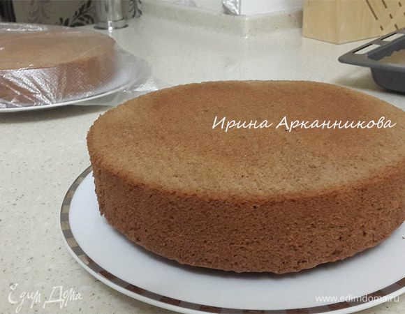 Вылить в разъемную форму. Из этой порции у меня получились 2 бисквита, диаметром 20 см. Выпекать в разогретой до 180°C духовке. Около 50 минут. Если верх темнеет, накройте фольгой. Когда остынет, снять форму и убрать бисквит в холод на несколько часов. Так он будет лучше резаться.  