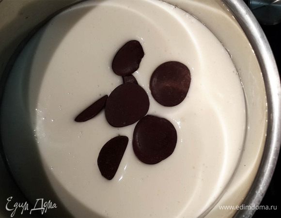 Перед тем, как вытащить бисквит из холодильника, сварите крем. 
Сварить сначала коричневый крем. В кастрюльке размешать сметану и сахар. Поставить на медленный огонь. Когда нагреется, бросить горький шоколад до полного растворения. Снять с огня.