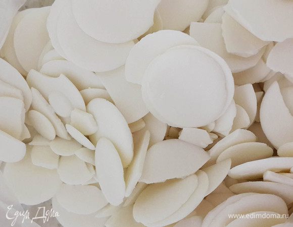 Сварить белый крем. В кастрюльке смешать сметану, сахар и лимонный сок. Поставить на медленный огонь. Когда нагреется, бросить белый шоколад до полного растворения.