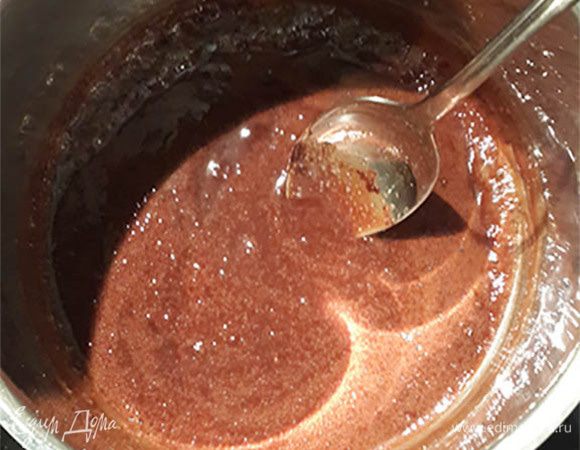 Верх полить горячей глазурью. Для этого в кастрюльку насыпать сахар, какао, молоко. Постоянно помешивая на медленном огне довести до кипения. Видно будет, как масса загустеет. Снять с огня и бросить сразу кусочек масла. 