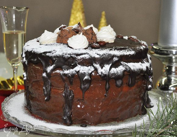 Вылить глазурь на торт. Если замешкались и в процессе глазурь загустела, то можно снова поставить на огонь, добавить немного молока, нагреть. Сверху украсить безе, печеньками, конфетами. Поставить в холод на часик, а лучше на ночь, чтобы все пропиталось. Перед подачей на стол посыпать сахарной пудрой.