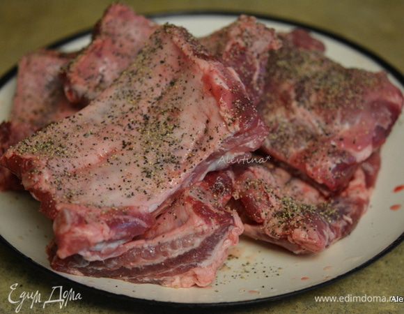 Свиные ребрышки разрезать на порции. Поперчить.