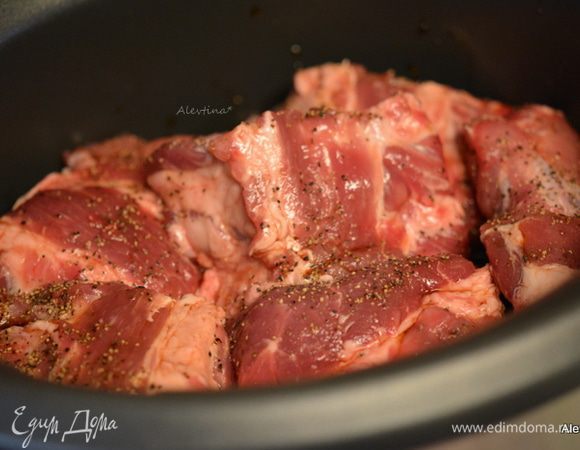 Переложить ребрышки в медленноварку. Добавить соус терияки, закрыть крышкой. Включить режим на медленный 7 часов. 
Для духовки ребра выложить в жаропрочное блюдо. Полить соусом терияки. Закрыть фольгой или крышкой и тушить 2-2,5 часа при температуре 160°C.