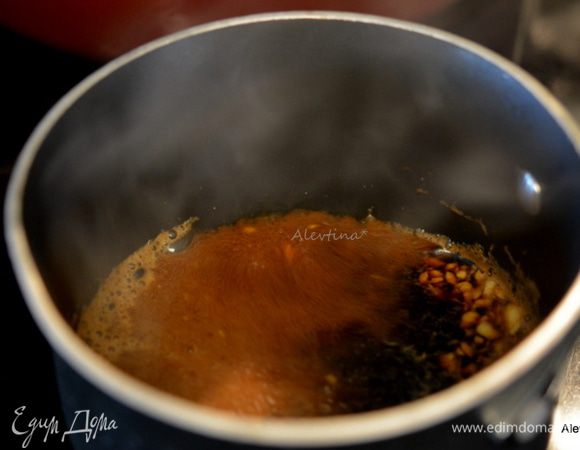 Приготовим соус. Смешать терияки соус с бальзамическим, добавить мелко порезанный чеснок. Поставить на медленный-средний огонь и помешивать 5-8 мин. Он должен слегка загустеть.