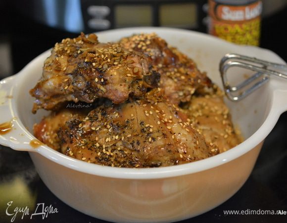 Готовые ребрышки смазать соусом. Подаем к столу, посыпав кунжутным семенем. Приятного аппетита!