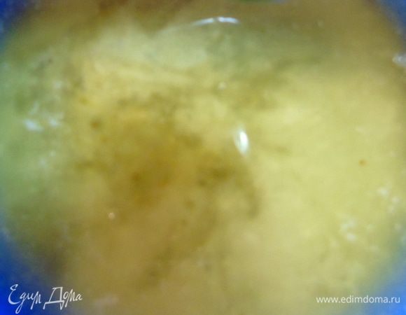 Растапливаем сливочное масло и смешиваем с соевым соусом.