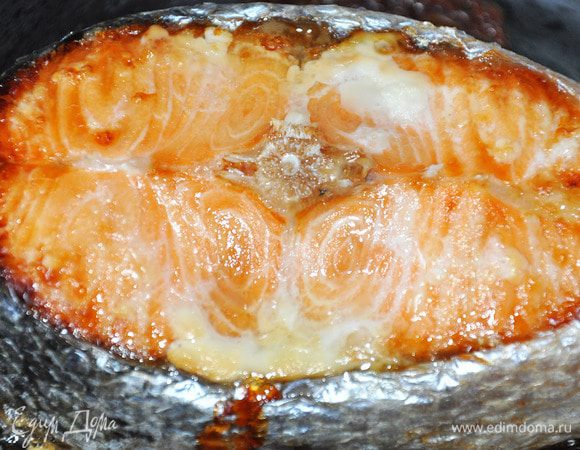 Запечь семгу в духовке при 200°C около 20 минут. Остудить, разобрать на кусочки.