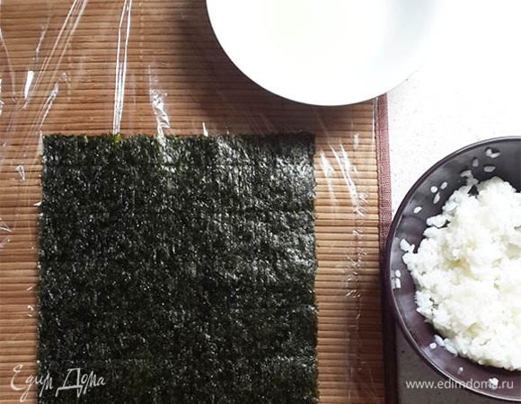 На циновку постелить пищевую пленку. Положить лист и смачивая руки в уксусе, прикасаться к листу несколько раз. Уксус развожу пополам с кипяченой водой.