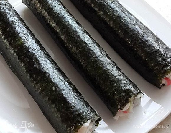 Свернуть, начиная с начинки. Порезать на 6 частей каждый рулетик.