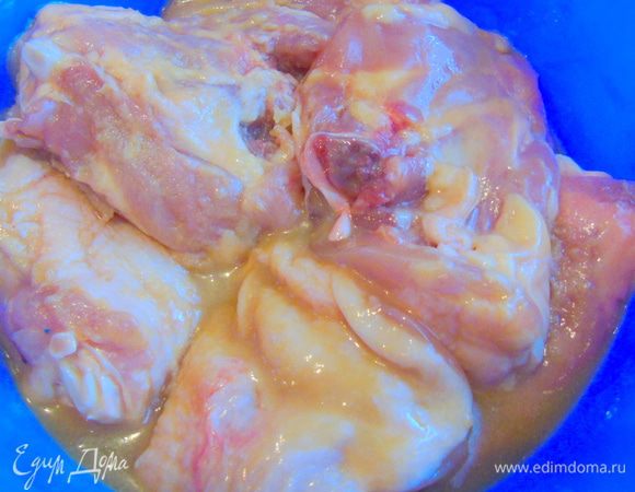 Хорошо обмазываем этой смесью курицу и оставляем на 30 минут при комнатной температуре, накрыв пленкой.