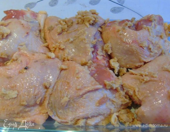 В форму для запекания выкладываем курицу и уже застывшее масло с соусом, тоже отправляем в форму.