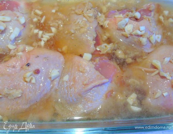 Мелко режем чеснок, отправляем его к курице, вливаем бульон.