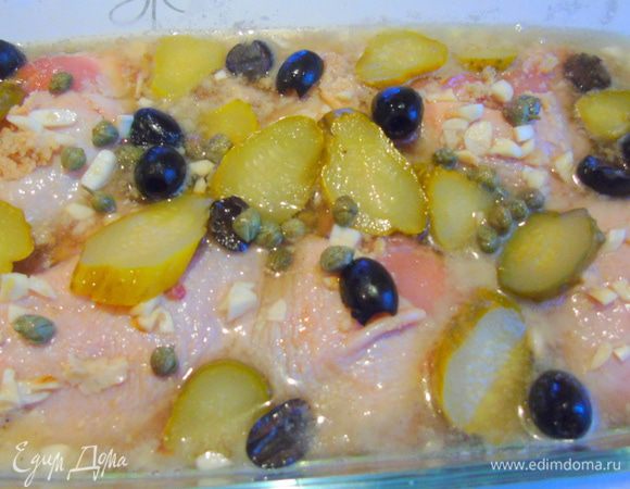 Корнишоны или же нарезанные маринованные огурчики, оливки черные или зеленые, здесь дело вашего вкуса, и каперсы.