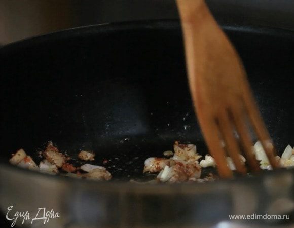 Затем добавить смесь специй и обжарить пару минут.