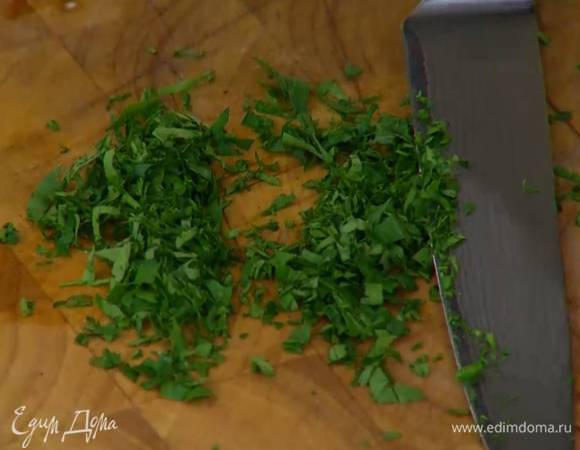 Кинзу мелко порубить.