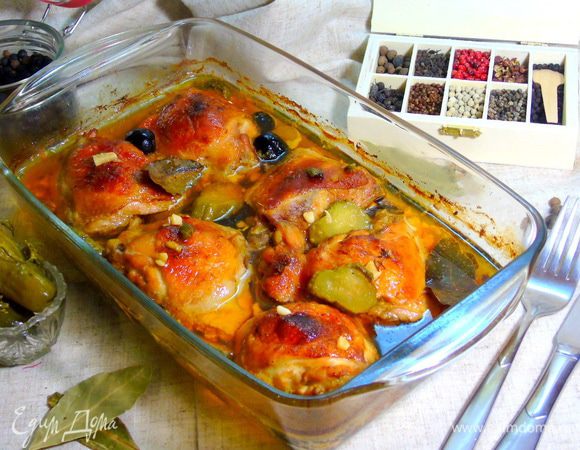 Отправляем в разогретую до 200°C духовку на 50 минут, за это время несколько раз переверните курочку...