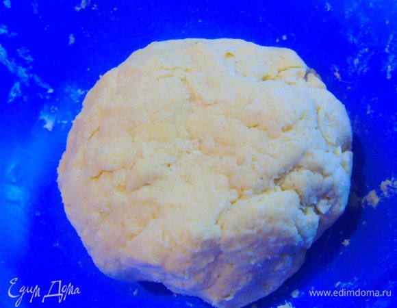 Вбиваем яйцо и замешиваем тесто. При необходимости можно добавить 1-2 ст. л. ледяной воды. Заворачиваем в пленку и отправляем в холодильник на 1 час.