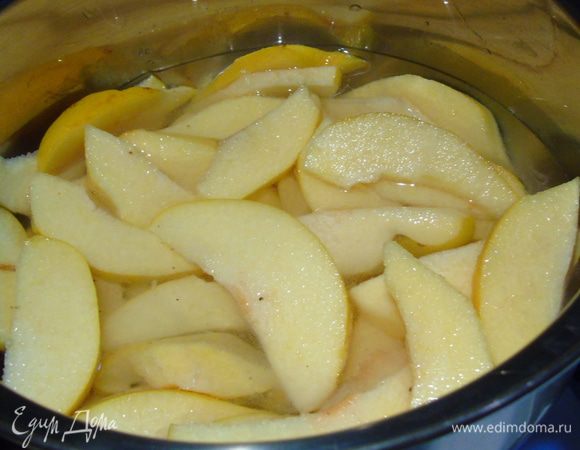 Айву очищаем и нарезаем ломтиками, добавляем сахар и воду. Из 1/2 лимона выдавливаем сок и добавляем к айве. Доводим до кипения и варим до мягкости айвы.