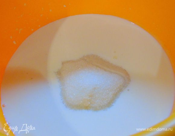 Готовим крем: сливки смешиваем с сахаром.