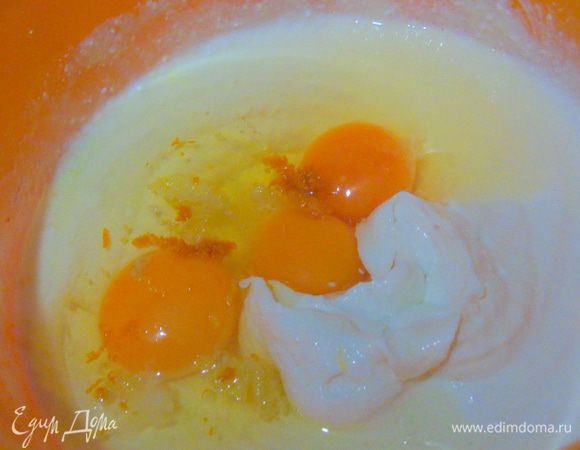 добавляем яйца и рикотту, а также цедру с одного лимона. Все хорошо перемешиваем.