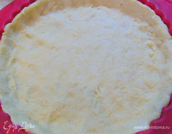 Тесто раскатываем и выкладываем в форму. Я не раскатываю, а просто разравниваю руками по форме :)