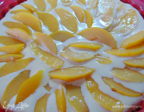 Достаем основу, выливаем крем и выкладываем айву, которую предварительно откинули на дуршлаг. Воду в которой варилась айва не выливаем — это отличный компот к кусочку тарта :) Отправляем обратно в духовку на 35-40 минут.