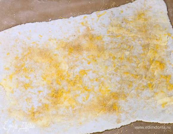 Цедру лимона натереть на мелкой терке и посыпать тесто.