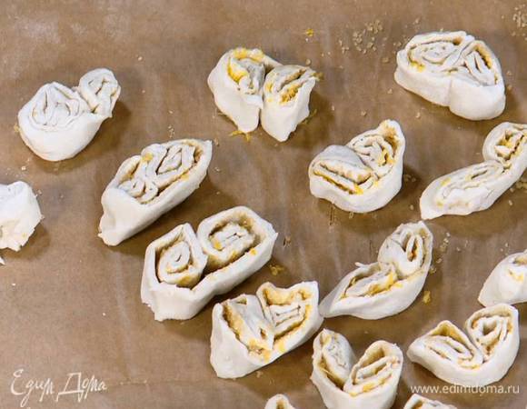 Противень выстелить бумагой для выпечки и выложить на нее печенье.