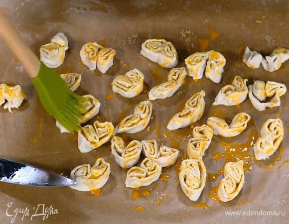 Смазать печенье желтком с молоком.