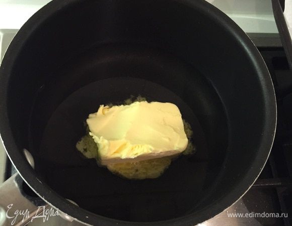 И так, заварное тесто: ставим на огонь масло с водой и солью. Духовку нужно включить на 200°C, застелить пару противней пергаментом.