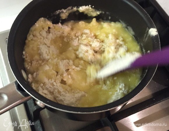 Когда масло растопится, и масса станет однородной, всыпаем просеянную муку, держа кастрюльку на маленьком огне. И мешаем, мешаем, мешаем...