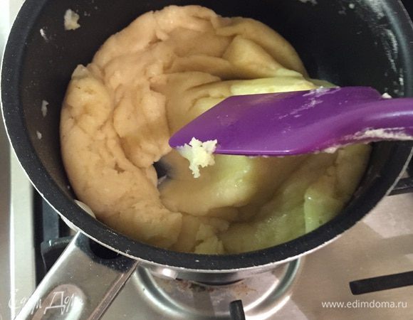 ...пока тесто не начнет отходить от стенок. Отставляем, остужаем 3 минутки.