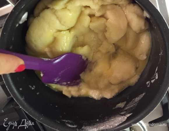 Теперь по одному вводим яйца. Не добавляем следующее яйцо, пока "не втерлось" предыдущее. Опять таки мешаем, мешаем, мешаем.