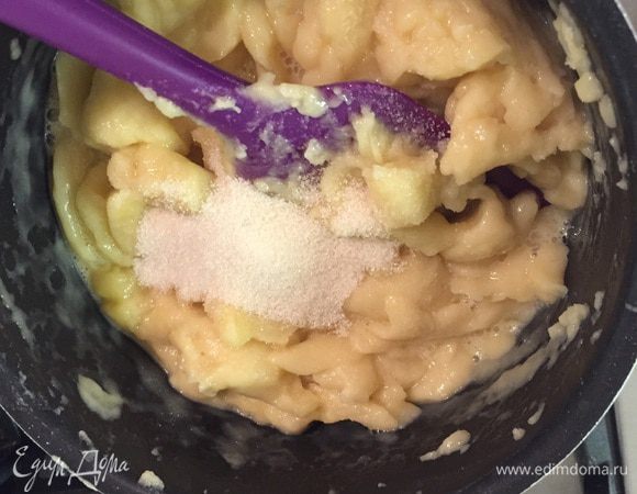 В последнюю очередь добавляем сахар. Еще раз мешаем (да, для непривыкших рук достаточно утомительно!).