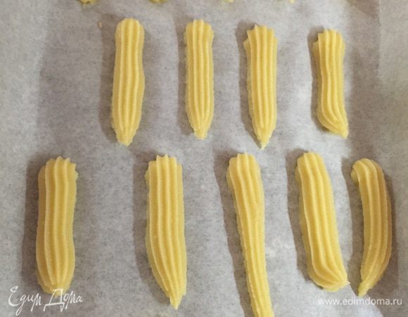 Высаживаем полосочки на бумагу. У меня см 4-5, можно подлиннее.