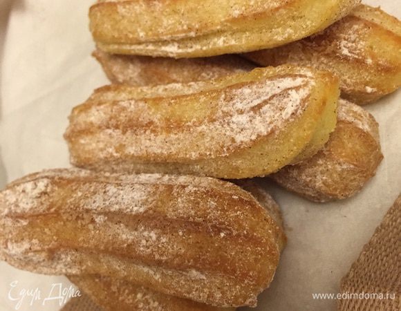 Готовые чурросы хорошенько обваливаем в смеси сахарной пудры с корицей. Зовем детей и взрослых и поедаем одну палочку за другой!;)

Пи.Эс.: когда чурросы из духовки горячие, они очень хрустящие, почти как жаренные, но полежав, они становятся просто нежными коричными палочками, что тоже очень вкусно!