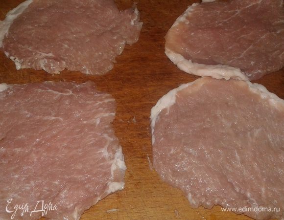 Мясо отбиваем, чуть солим.
