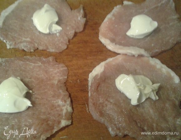 На середину каждого кусочка кладем по 1 ст. л. сливочного сыра.