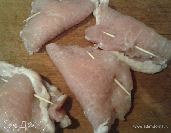 Сворачиваем на половину и скрепляем зубочисткой.