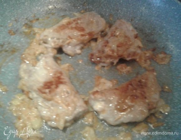 Растапливаем сливочное масло и обжариваем наше мясо с двух сторон.