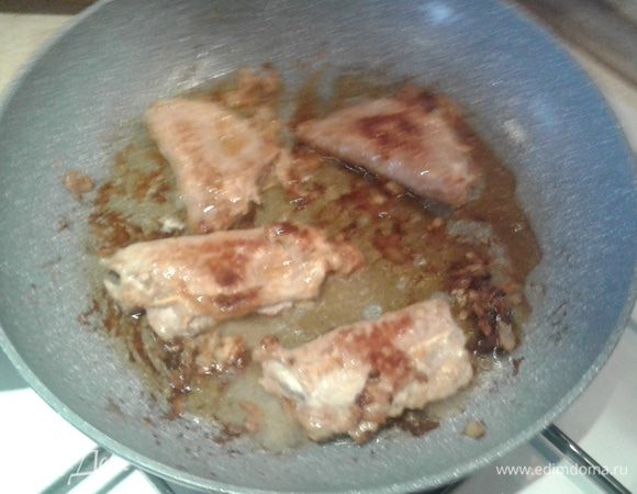 Добавьте мелко нарезанный лук и жарьте все вместе до готовности.