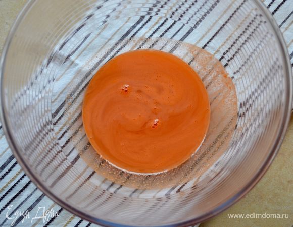 Свежевыжатый морковный сок смешать с сахаром.