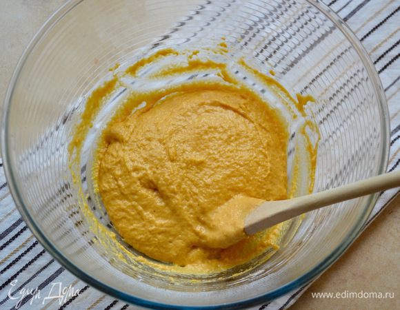 Все перемешать. Тесто получается довольно липкое. Накрыть миску с тестом пленкой и поставить в теплое место для подъема на 1.5-2 часа.