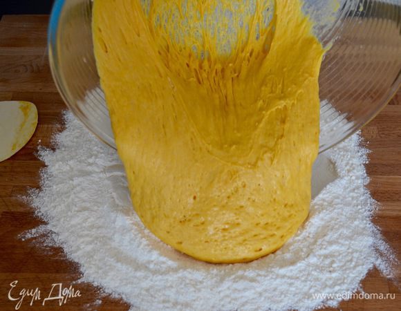 Оставшуюся муку просеять и насыпать на рабочую поверхность стола , выложить липкое тесто и вмешать оставшуюся муку. Муки может потребоваться чуть больше или меньше...(лично мне муки потребовалось на 50 г меньше).