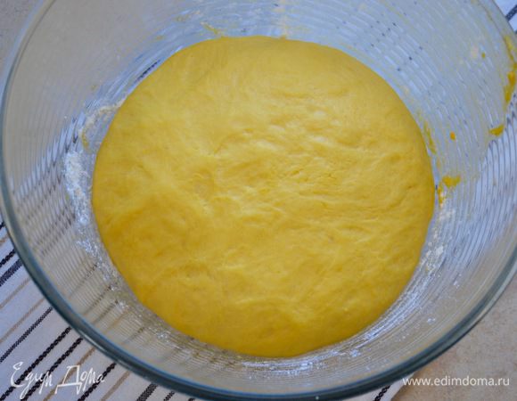 Тесто выложить в миску, накрыть снова пленкой и убрать в спокойное место еще на 1 час.