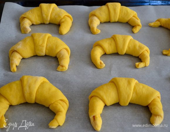 Подготовить таким образом все круассаны и выложить их на противень, застеленный пекарской бумагой. 