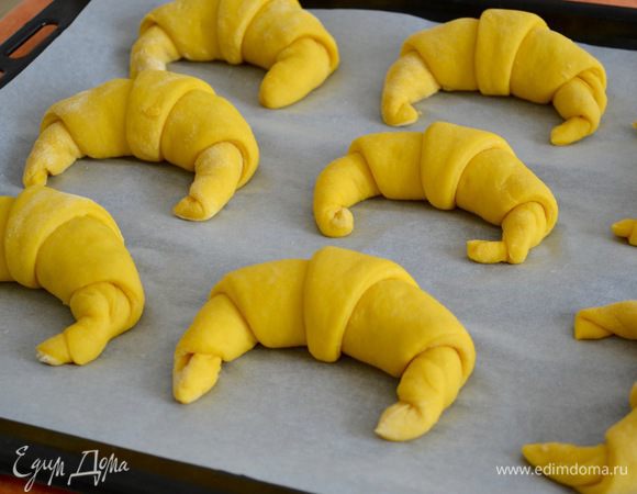 Накрыть полотенцем и дать постоять еще 20 минут, а тем временем включить разогреваться духовку на 180°C.