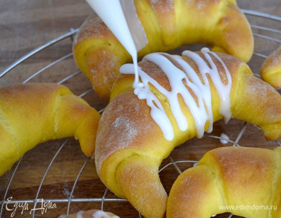 Для глазури смешать сахарную пудру с яичным белком и покрыть по желанию полностью остывшие круассаны сахарной глазурью.